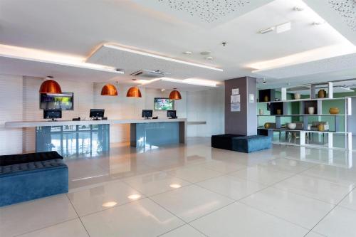 Лобби или стойка регистрации в Wyndham Salvador Hangar Aeroporto