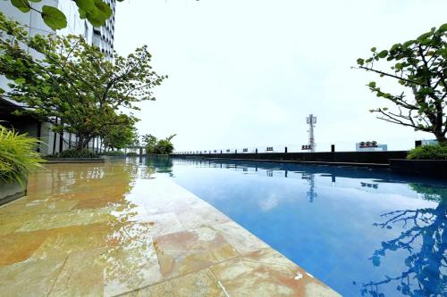an empty swimming pool in a building at Howard Johnson By Wyndham Tangerang in Tangerang