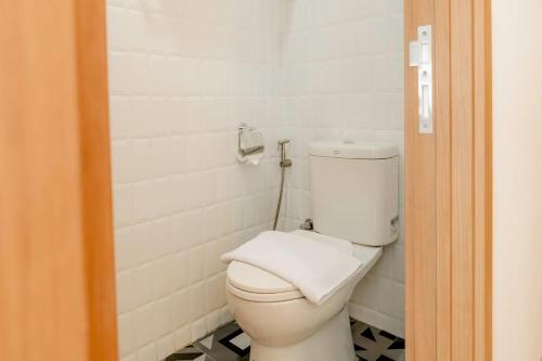 a bathroom with a white toilet in a room at Howard Johnson By Wyndham Tangerang in Tangerang
