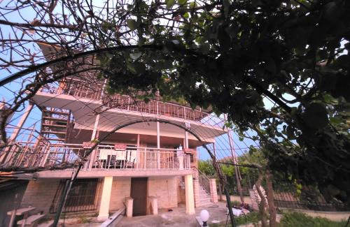 Το κτήριο όπου στεγάζεται  η παραθεριστική κατοικία