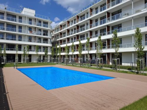 an empty swimming pool in front of an apartment building at Apartament Happy 46 Hampton z klimatyzacją - tuż przy plaży!!! in Sianozety