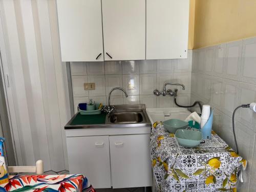 Una cocina o cocineta en La casa di Egizia