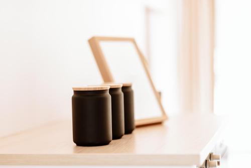 a row of black containers sitting on a table at Deichstadt Apartments in Neuwied