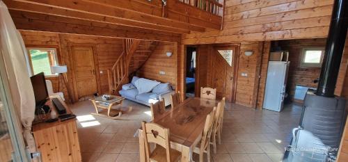 une chambre avec une table et des chaises dans une cabine dans l'établissement Le Chalet Du RAINDÉ - Vue Panoramique, à La Bresse