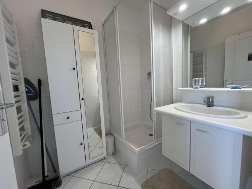 une salle de bain blanche avec un lavabo et une douche dans l'établissement Appartement Studio LA ROCHELLE - LR110-G53, à La Rochelle