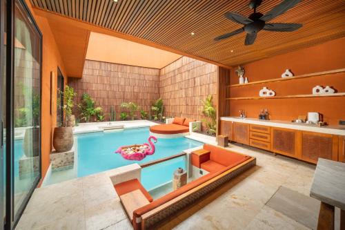 Bazén v ubytování Sana Vie Villa Seminyak by Ini Vie Hospitality nebo v jeho okolí