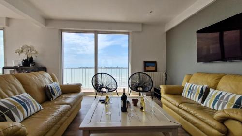 un salon avec un canapé et une table basse dans l'établissement Saint Georges de DIdonne - VUE MER PANORAMIQUE pour ce BEL APPARTEMENT, à Saint-Georges-de-Didonne