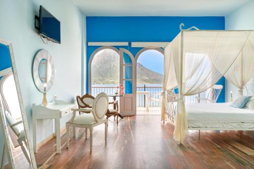 Postel nebo postele na pokoji v ubytování MasouriBlu Boutique Hotel