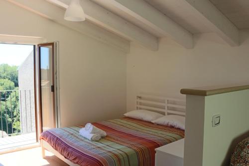 ein Schlafzimmer mit einem Bett und einem großen Fenster in der Unterkunft Borgo Venus in Rocca San Giovanni