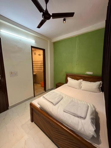 Una cama o camas en una habitación de Back Stayz Delhi