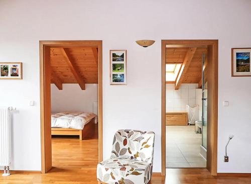 Giường trong phòng chung tại Ferienwohnungen Bibelöd 24