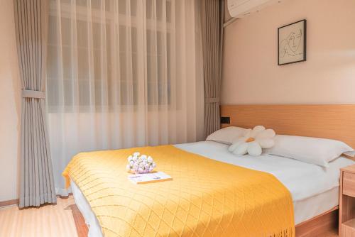 Ένα ή περισσότερα κρεβάτια σε δωμάτιο στο Hangzhou Leyin Homestay