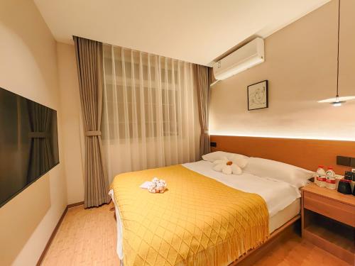 Ένα ή περισσότερα κρεβάτια σε δωμάτιο στο Hangzhou Leyin Homestay