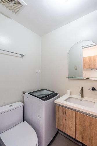 une salle de bain avec toilettes et lavabo dans l'établissement Comfy City Studio with Balcony and Sunsets, à Lapu Lapu City
