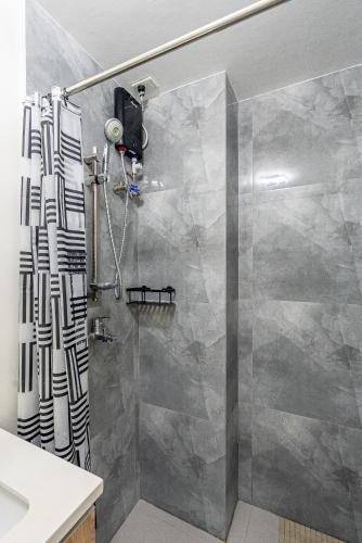 Salle de bains dans l'établissement Comfy City Studio with Balcony and Sunsets