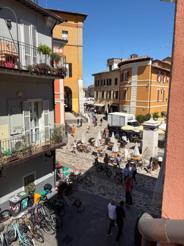 a group of people on a beach in a city at Elegante appartamento in centro a cesena in Cesena
