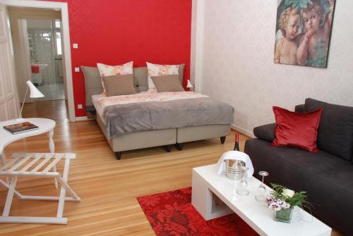 a living room with a bed and a couch at Gästehaus & Weingut Clüsserath-Weiler in Trittenheim