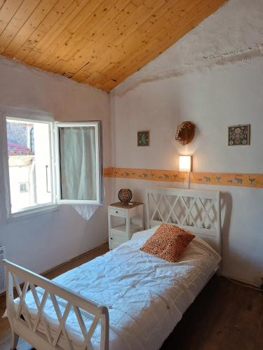 une chambre avec un lit et une fenêtre dans l'établissement les Lavandes, à Saint-Paul-de-Fenouillet