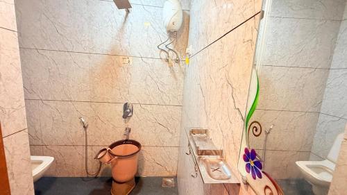 ダマンにあるKing Houseのトイレと洗面台のある小さなバスルーム