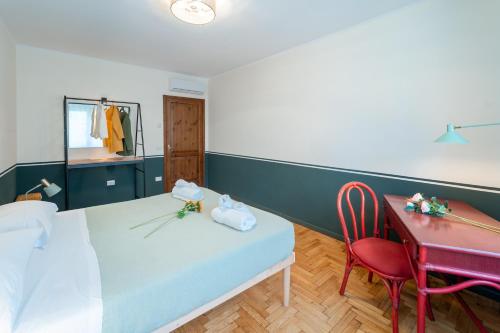 a room with a desk and a bed and a table at Il Nido sul Po in Casalmaggiore