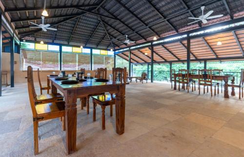 Restaurace v ubytování Akshaya Bungalow by Sparsa