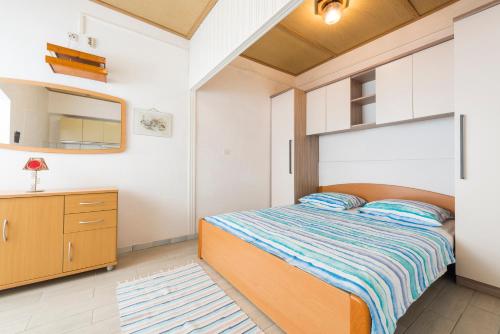 um quarto com uma cama, uma cómoda e um espelho em Relaxing Beach holiday house em Hvar
