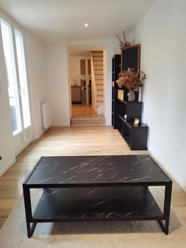 - une table basse noire dans le salon dans l'établissement House with terrace in the heart of Gouvieux, à Gouvieux