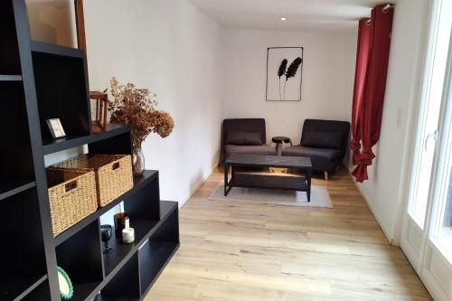 un salon avec deux chaises et un canapé dans l'établissement House with terrace in the heart of Gouvieux, à Gouvieux