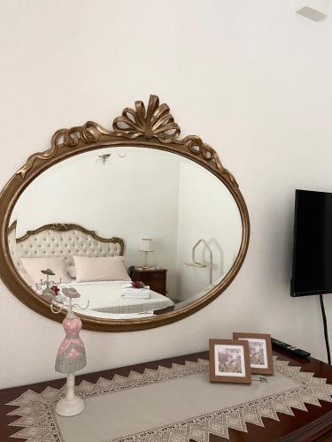 una camera da letto con un grande specchio sul muro di Maison Le Calle B&b a San Giorgio Ionico
