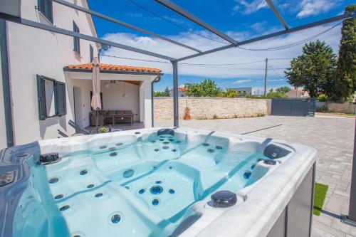 Kolam renang di atau dekat dengan Jacuzzi House Mia