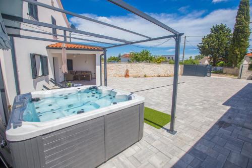 Kolam renang di atau dekat dengan Jacuzzi House Mia