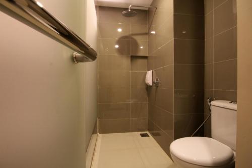 Bathroom sa OS Hotel Airport Batam