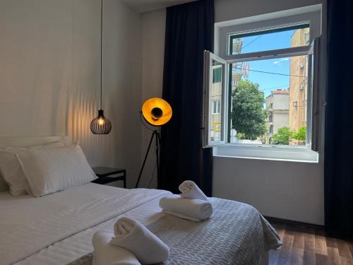 Ліжко або ліжка в номері MARTON & MARTINIS SUPERIOR APARTMENTS - spacious one-room apartments - excellent location within walking distance of Diocletian's Palace and Bacvice Beach - the best restaurants within walking distance