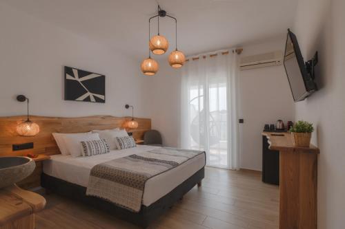 Postel nebo postele na pokoji v ubytování Studios Nelli Alonissos