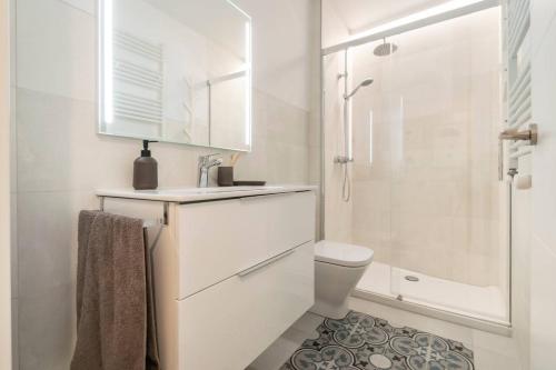 パンプローナにあるPrecioso apartamento recién reformado pleno centroのトイレと洗面台を備えた白いバスルーム