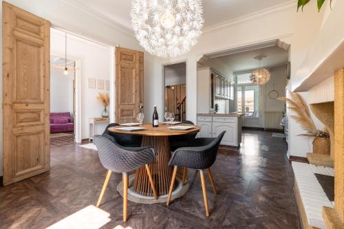 une salle à manger avec une table et des chaises dans l'établissement Coeur Cristal - Maison de maître & Ecolodge avec piscine et jardin, à Magalas
