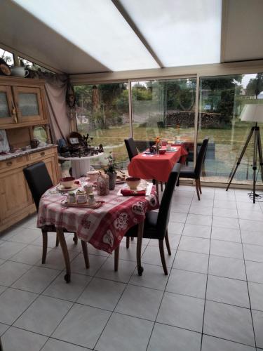 comedor con mesa y mantel rojo en Alsabreizh bihan kalon harzala, en Lanvollon