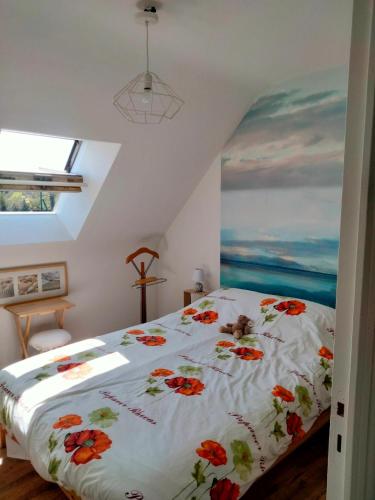 - une chambre avec un lit fleuri dans l'établissement Alsabreizh bihan kalon harzala, à Lanvollon