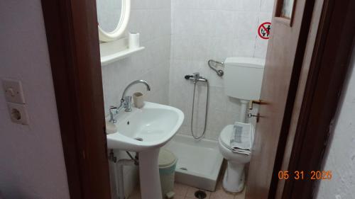 Gallery image of Scirocco Rooms in Loutro