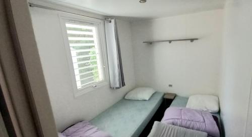 Postel nebo postele na pokoji v ubytování Camping Atlantique - mobil home L Oasis maritime