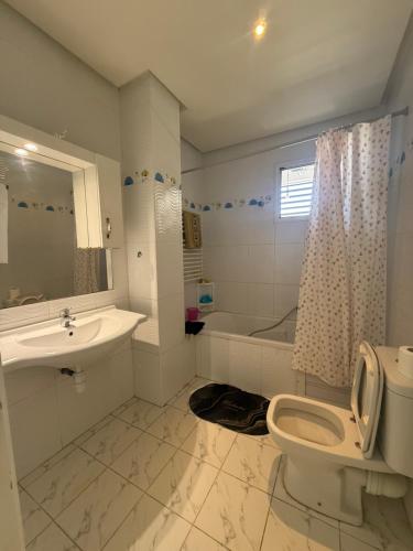 a bathroom with a sink and a toilet and a tub at S2 meilleur emplacement à jardin l'aouina in El Aouina