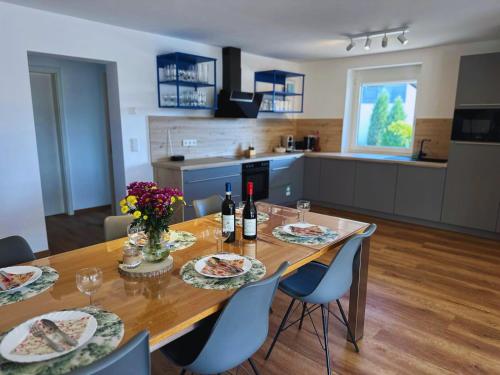 Η κουζίνα ή μικρή κουζίνα στο Frankenherz-Apartments - Premium Wohnung mit Terrasse & zwei Schlafzimmern, nahe Playmobil-Funpark, Self-Check-In