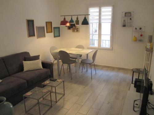 un salon avec un canapé, une table et des chaises dans l'établissement Nice Apartment Old Town, à Nice