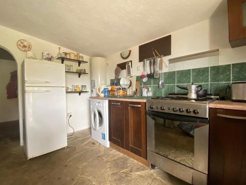 BrodilovoにあるBrodilovoのキッチン(コンロ、白い冷蔵庫付)