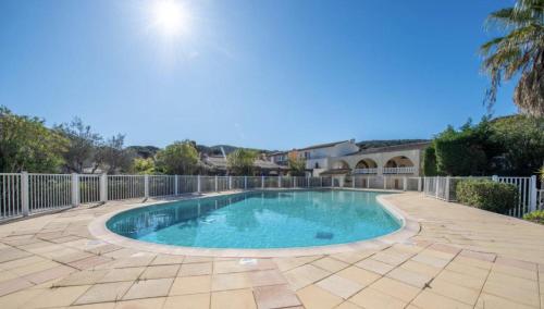 une piscine dans une cour clôturée dans l'établissement La Casettina, à Saint-Tropez