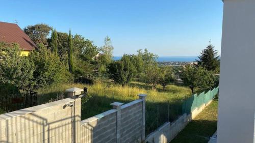 a backyard with a fence and a field of grass at Lola seaview guest house. Уютный Домик в Варне in Varna City