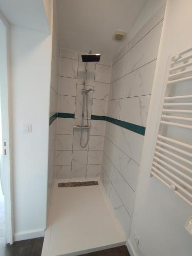 La salle de bains est pourvue d'une douche blanche avec un banc. dans l'établissement Camping de BAIRON, à Le Chesne