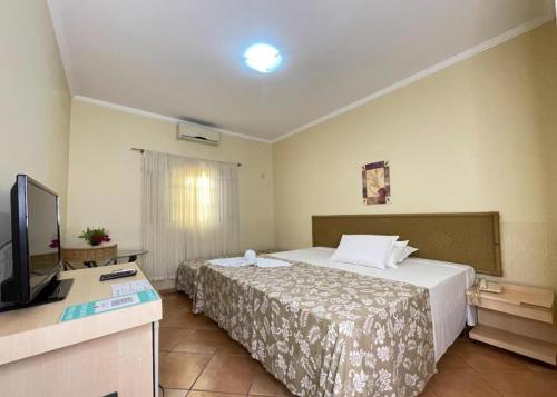 Ένα ή περισσότερα κρεβάτια σε δωμάτιο στο Vitoria Hotel