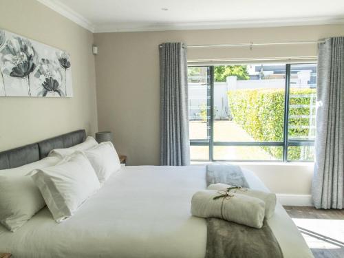 En eller flere senge i et værelse på Bella Casa Luxury 2-Bedroom Apartment