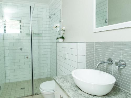 Et badeværelse på Bella Casa Luxury 2-Bedroom Apartment